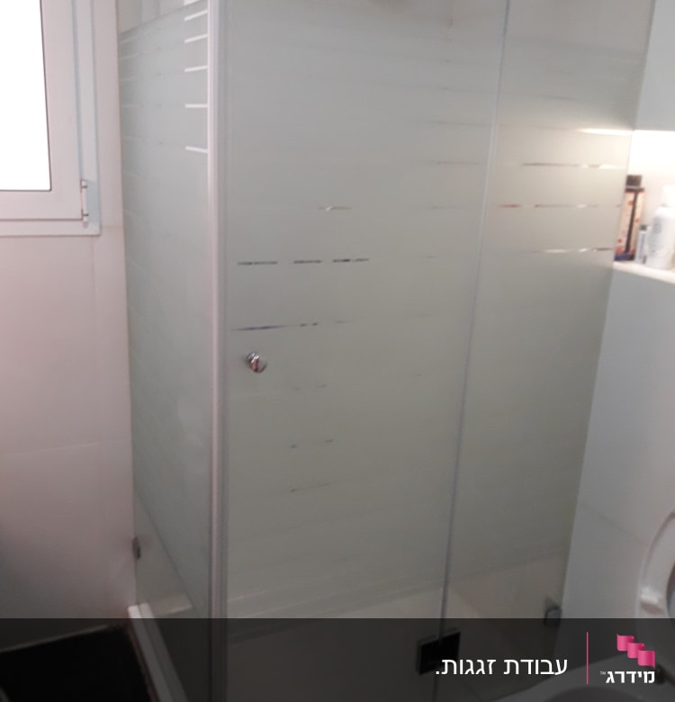 דלת זכוכית למקלחת עם פסים חלביים